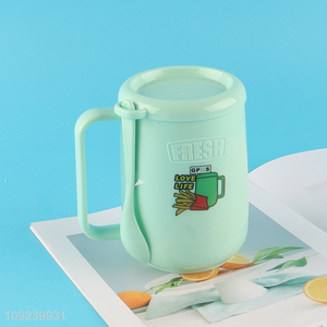 Factory direct sale 700ml plastic water cup drinking cup with <em>spoon</em>